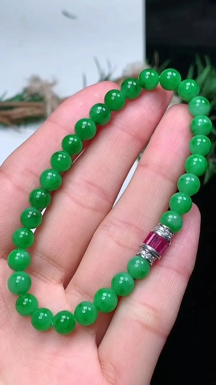 天然A货翡翠圆珠手串，尺寸6-29颗，重量:12.00g1月25日
工厂直销收藏佳品,种好水足，色泽