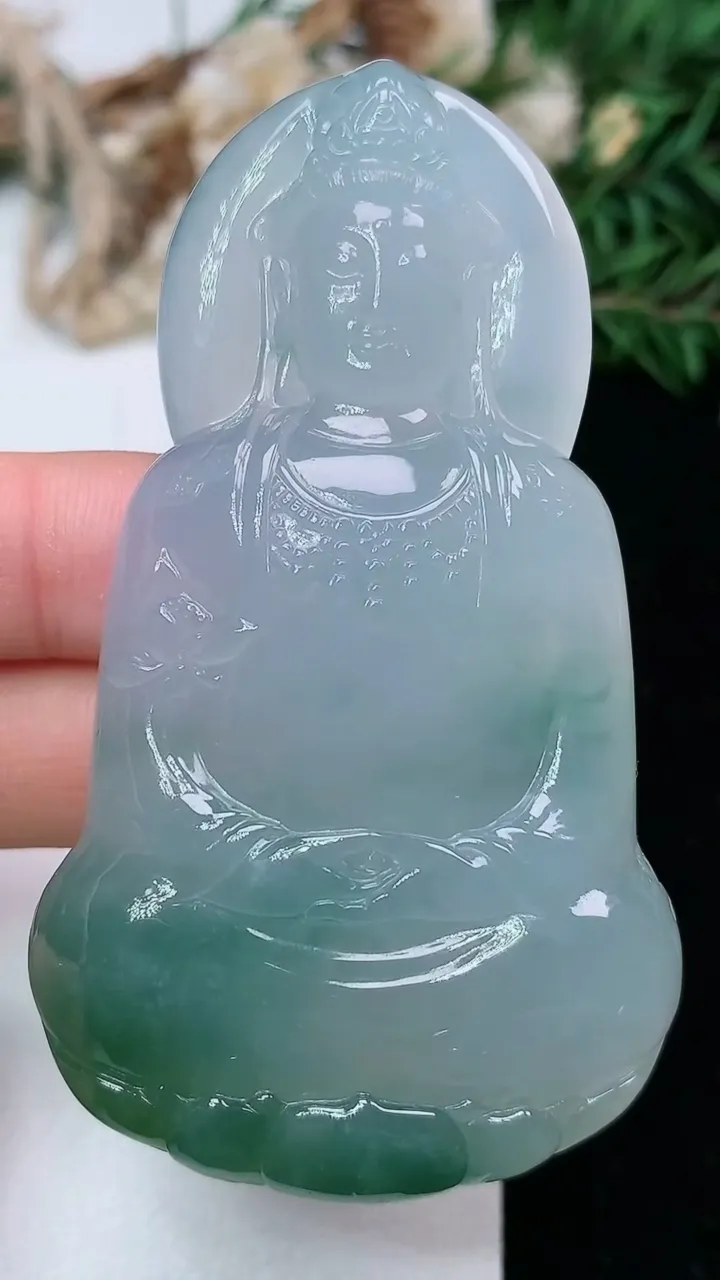 天然A货翡翠观音菩萨吊坠，尺寸68.2-39.3-9.5，重量:47.21g
1月25日