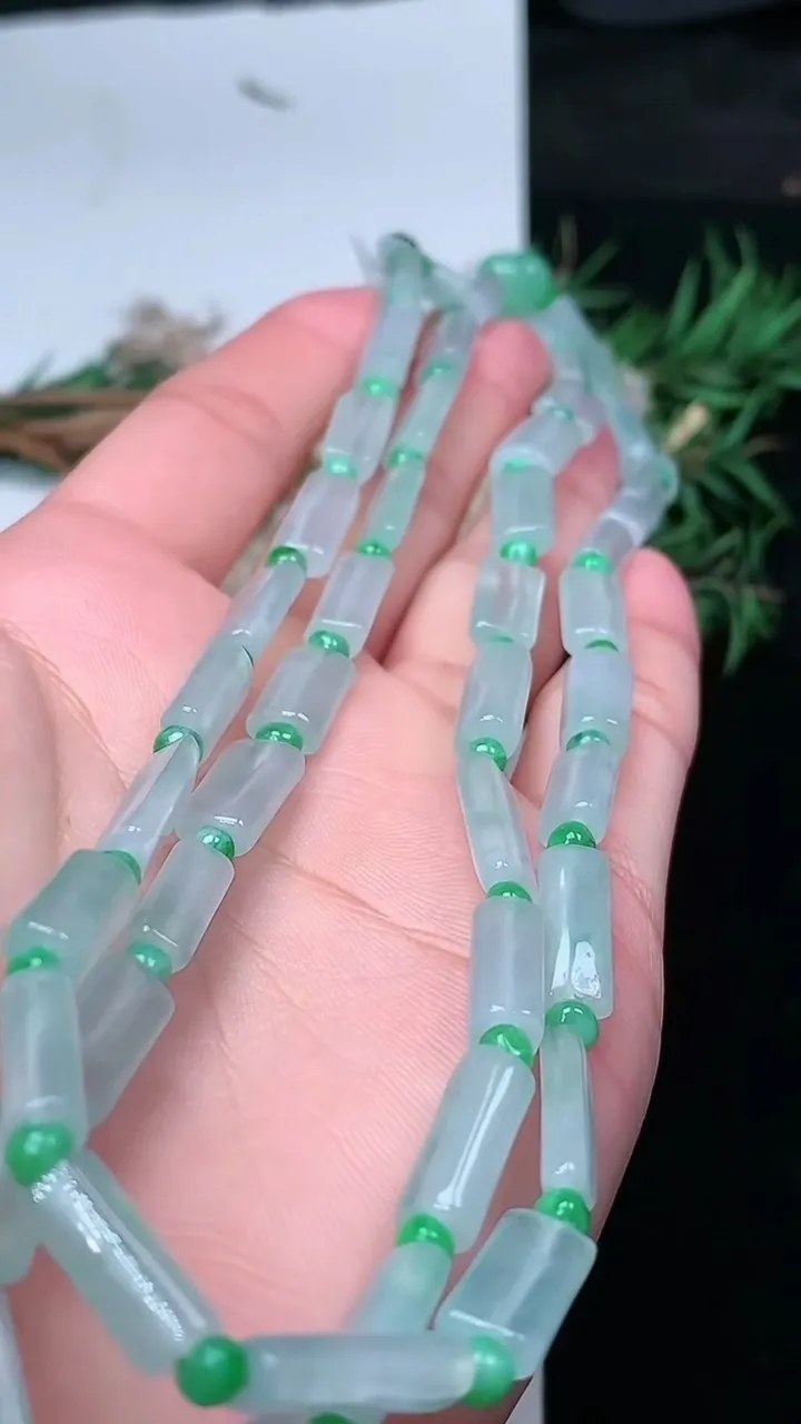 天然A货翡翠白冰路路通项链，尺寸12.9-5.4-4.9-100颗，重量:38.30g
1月25日