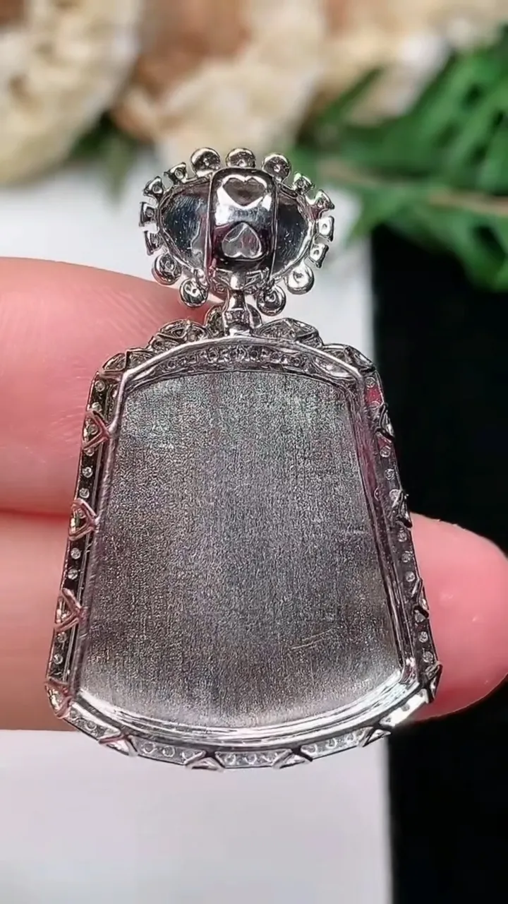 天然A货翡翠无事牌吊坠，尺寸32-20.2-7.5，裸石19-17，重量:4.56g
1月25日