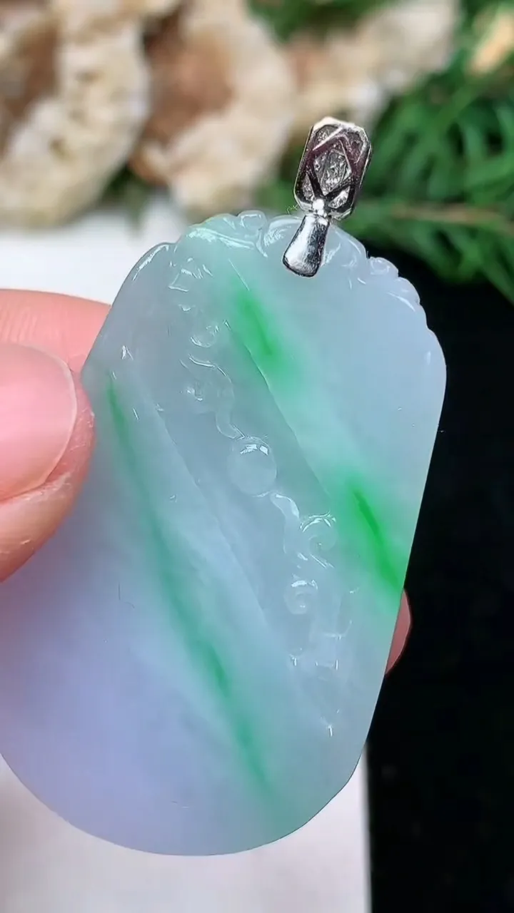 天然A货翡翠k金春带彩 紫罗兰龙牌吊坠，尺寸38.5-24.3-5.8，重量:13.39g
1月25日