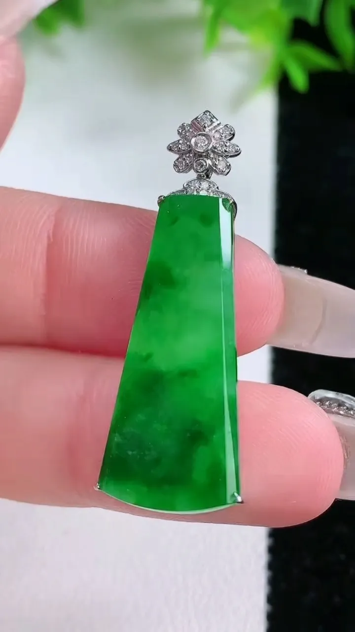 天然A货翡翠无事牌吊坠，尺寸28.3-12-4.7，重量:3.81g
1月25日