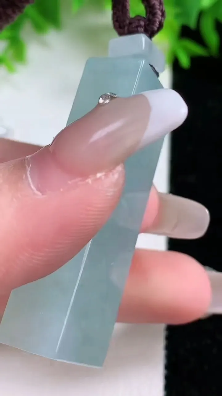 天然A货翡翠无事牌吊坠，尺寸46.8-15.3-10.3，重量:30.29g
1月25日