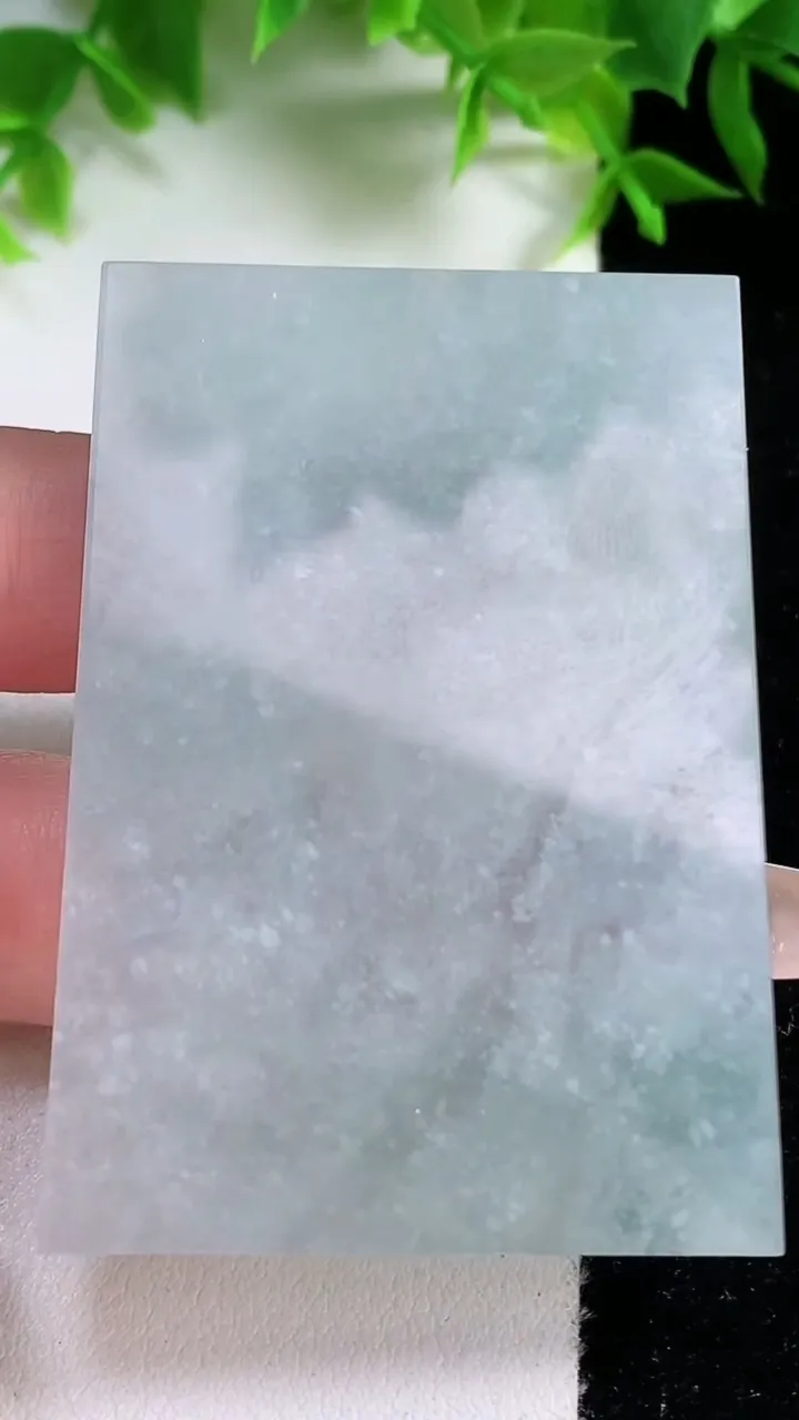 天然A货翡翠无事牌镶嵌件，尺寸56-39.5-6.2，重量:46.66g
1月25日