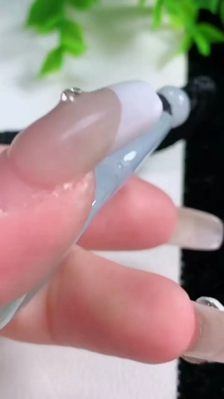 天然A货翡翠葫芦吊坠，尺寸53.5-25-15，重量:35.07g
1月25日