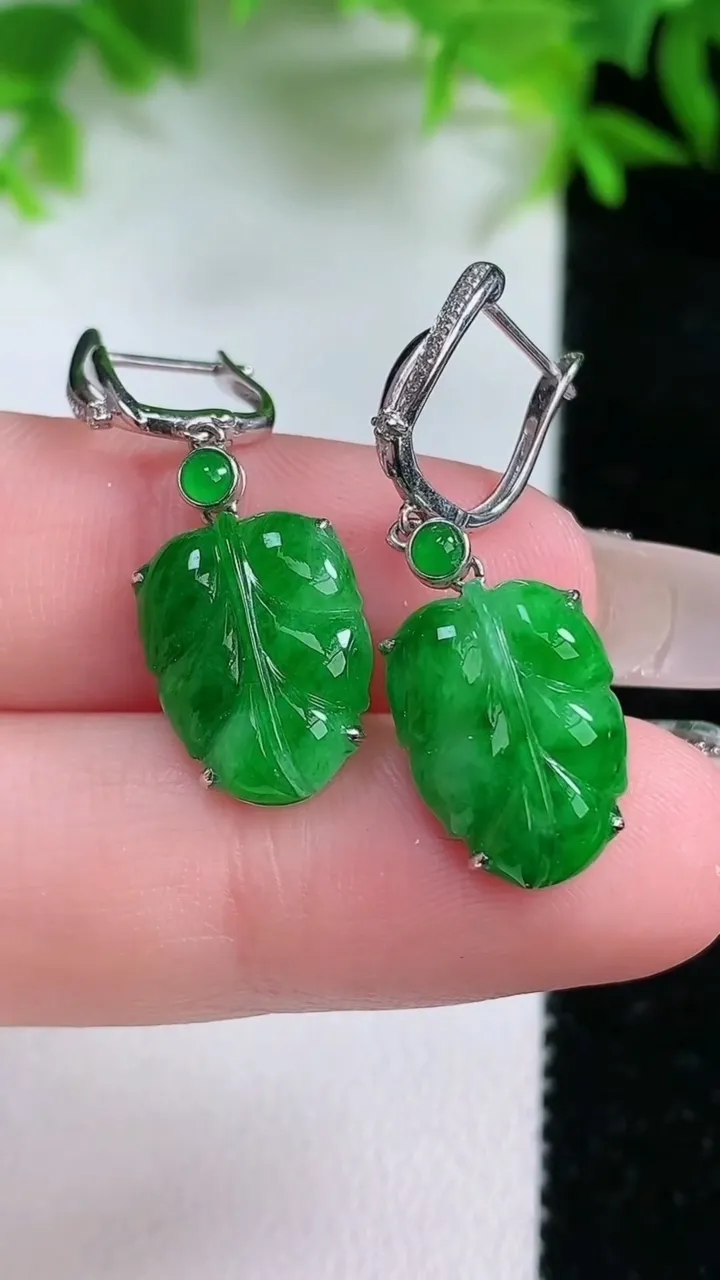 天然A货翡翠金枝玉叶 叶子吊坠，尺寸14.3-10.2-4.1，重量:4.00g
1月25日