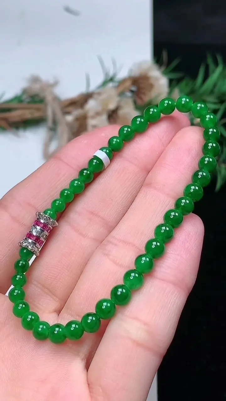 天然A货翡翠圆珠手串，尺寸5-38颗，重量:7.31g1月25日
工厂直销收藏佳品,种好水足，色泽均匀，有种有色，上手高大气！