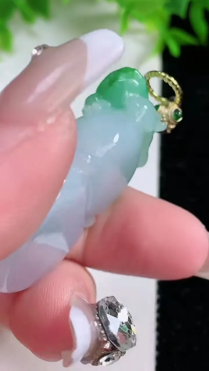 天然A货翡翠葫芦吊坠，尺寸44-23-13.8，重量:27.11g
1月25日