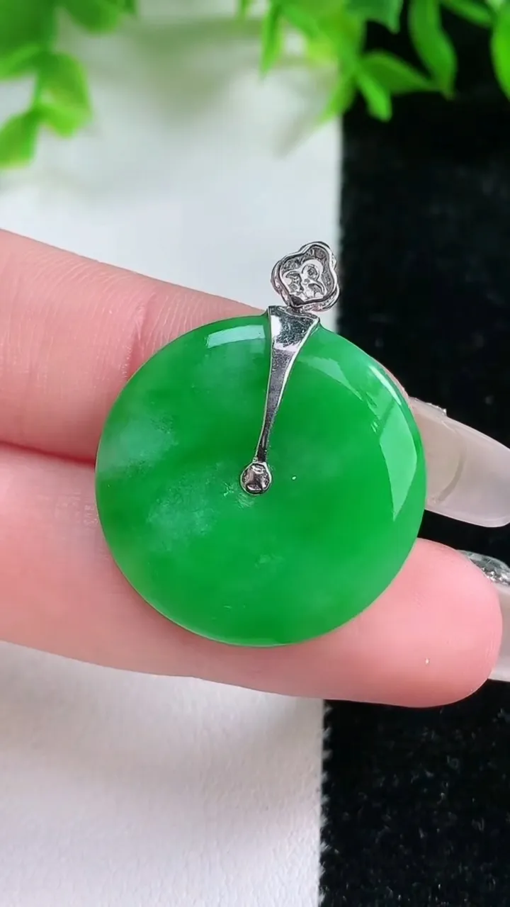 天然A货翡翠平安扣吊坠，尺寸24.6-3.4，重量:5.25g
1月25日