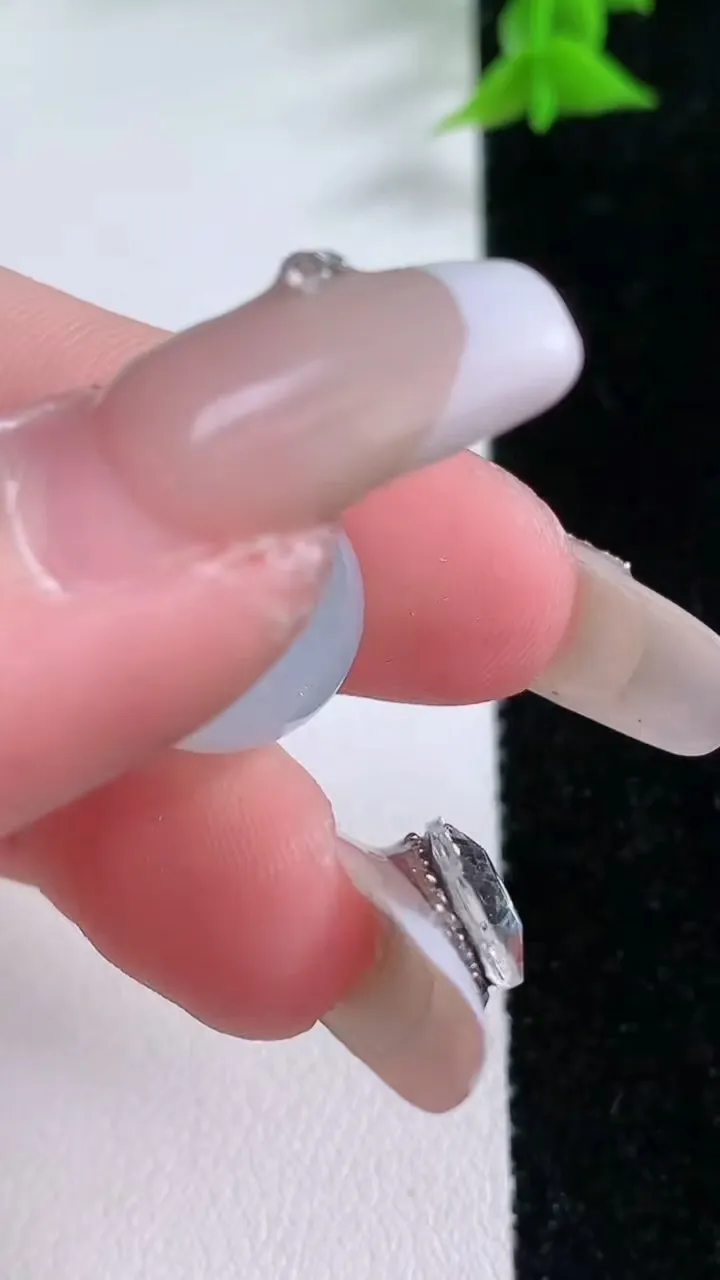 天然A货翡翠圆珠镶嵌件，尺寸13.8，重:4.68g
1月25日