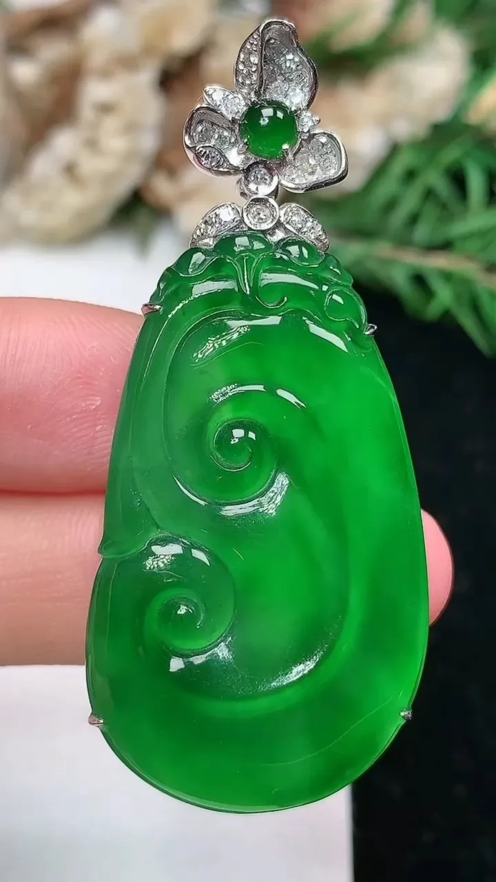 天然A货翡翠如意吊坠，尺寸38-22-8，重量:9.80g
1月25日