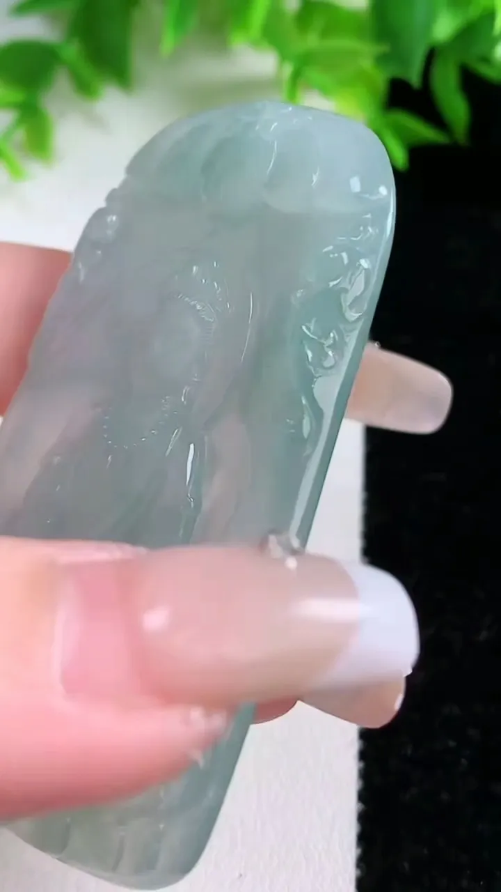 天然A货翡翠大势至菩萨吊坠，尺寸64.7-40.4-5.4，重量:32.15g
1月25日