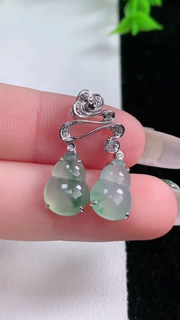 天然A货翡翠种飘花葫芦吊坠，尺寸26.5-12.5-4.8，重:2.64g
1月25日