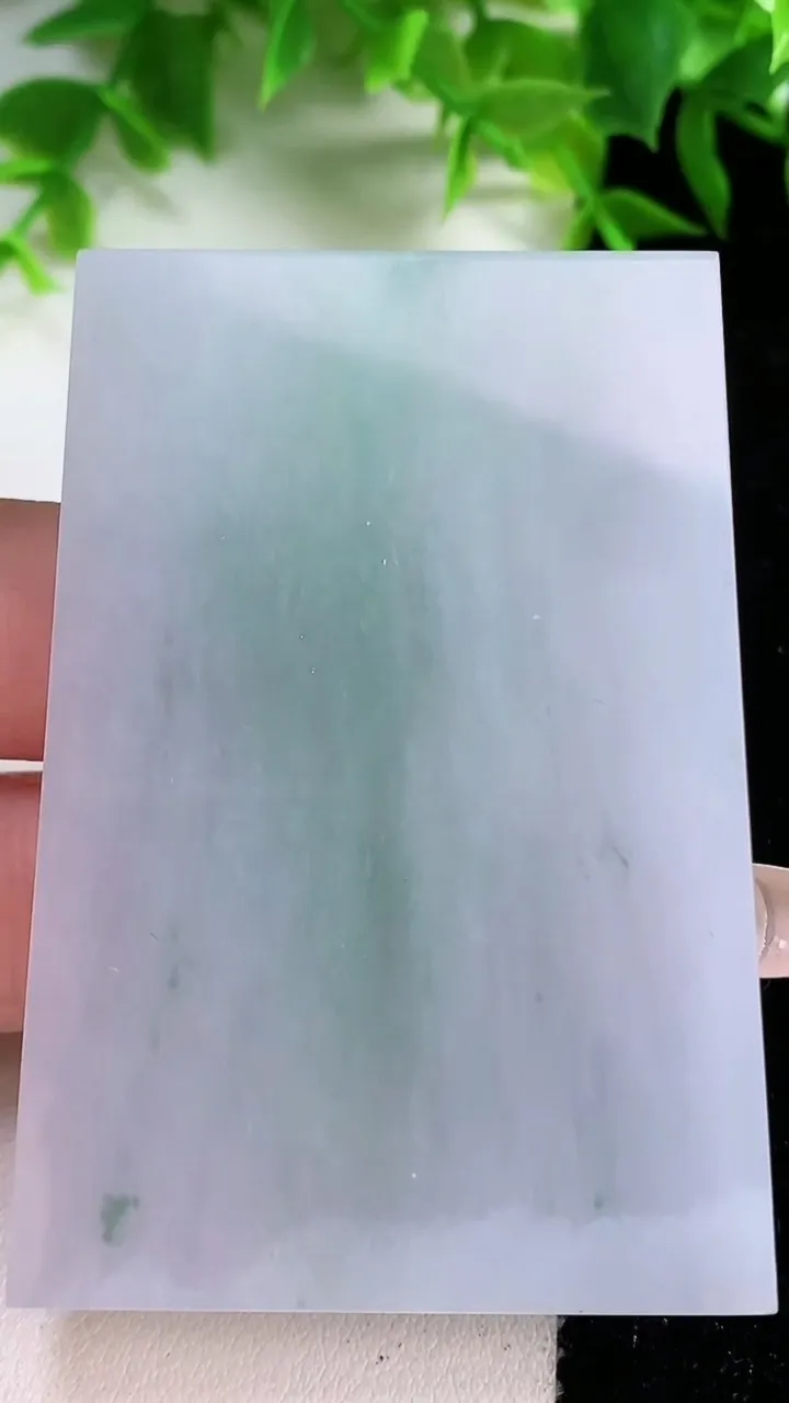 天然A货翡翠无事牌镶嵌件，尺寸61.5-42.7-5.9，重量:50.90g
1月25日