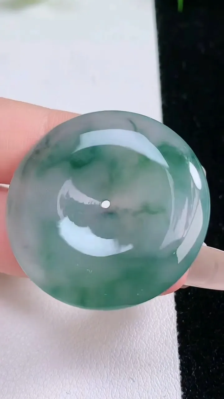 天然A货翡翠冰种飘花平安扣吊坠，尺寸35.6-6，重量:16.29g
1月25日