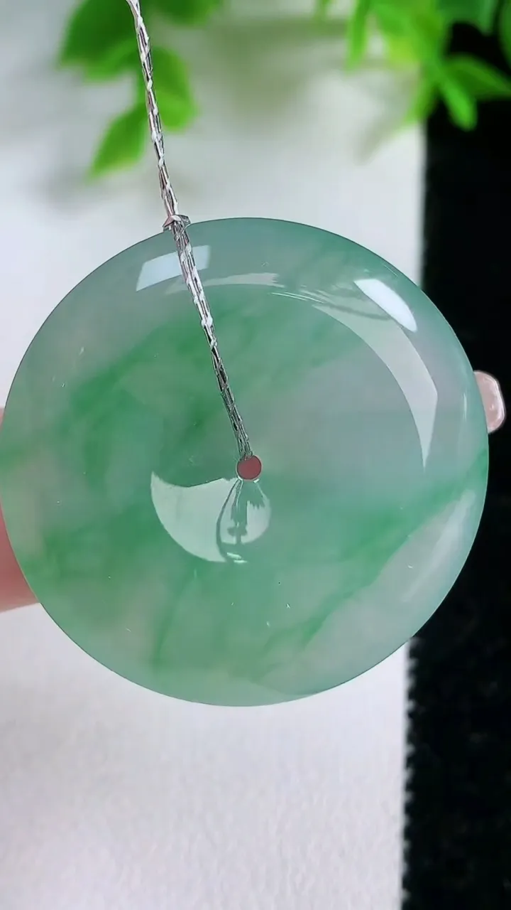 天然A货翡翠平安扣吊坠，尺寸31.8-5.7，重量:12.10g
1月25日