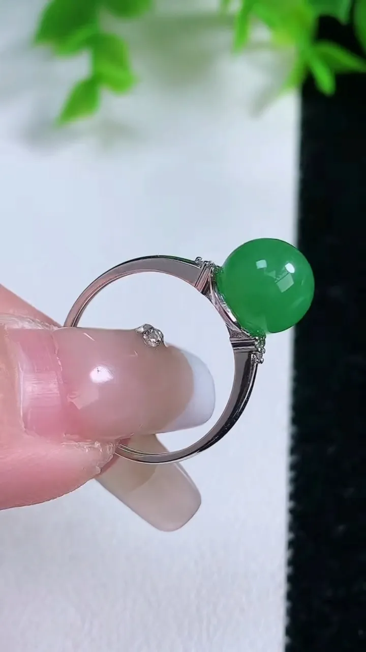 天然A货翡翠圆珠戒指，尺寸17.3-8.4，重量:2.49g2026年1月25日
工厂直销收藏佳品,种好水足，色泽均匀，有种有色，上手高大气！