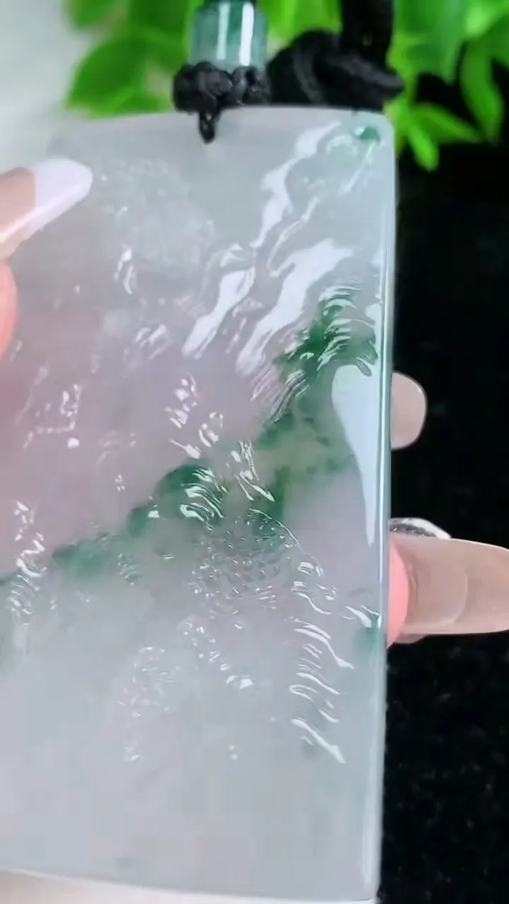 天然A货翡翠种飘花山水牌吊坠，尺寸64-40.8-5.7，重量:43.24g
1月25日