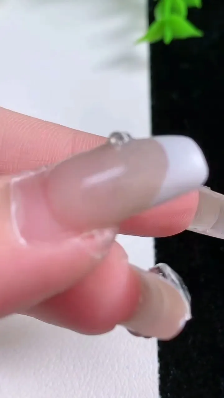 天然A货翡翠种飘花葫芦吊坠，尺寸26.5-12.5-4.8，重:2.64g
1月25日