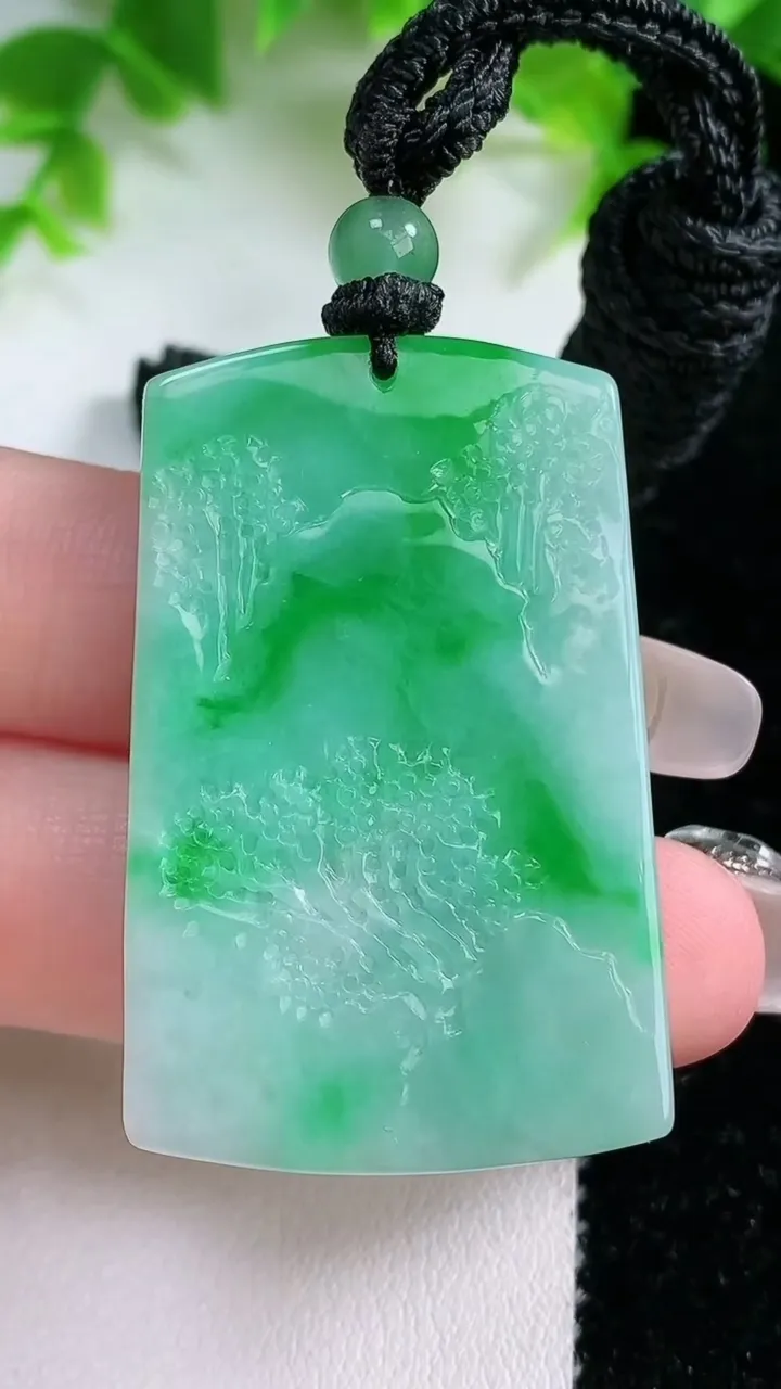 天然A货翡翠山水牌吊坠，尺寸42.7-26-6.3，重量:19.70g
1月25日