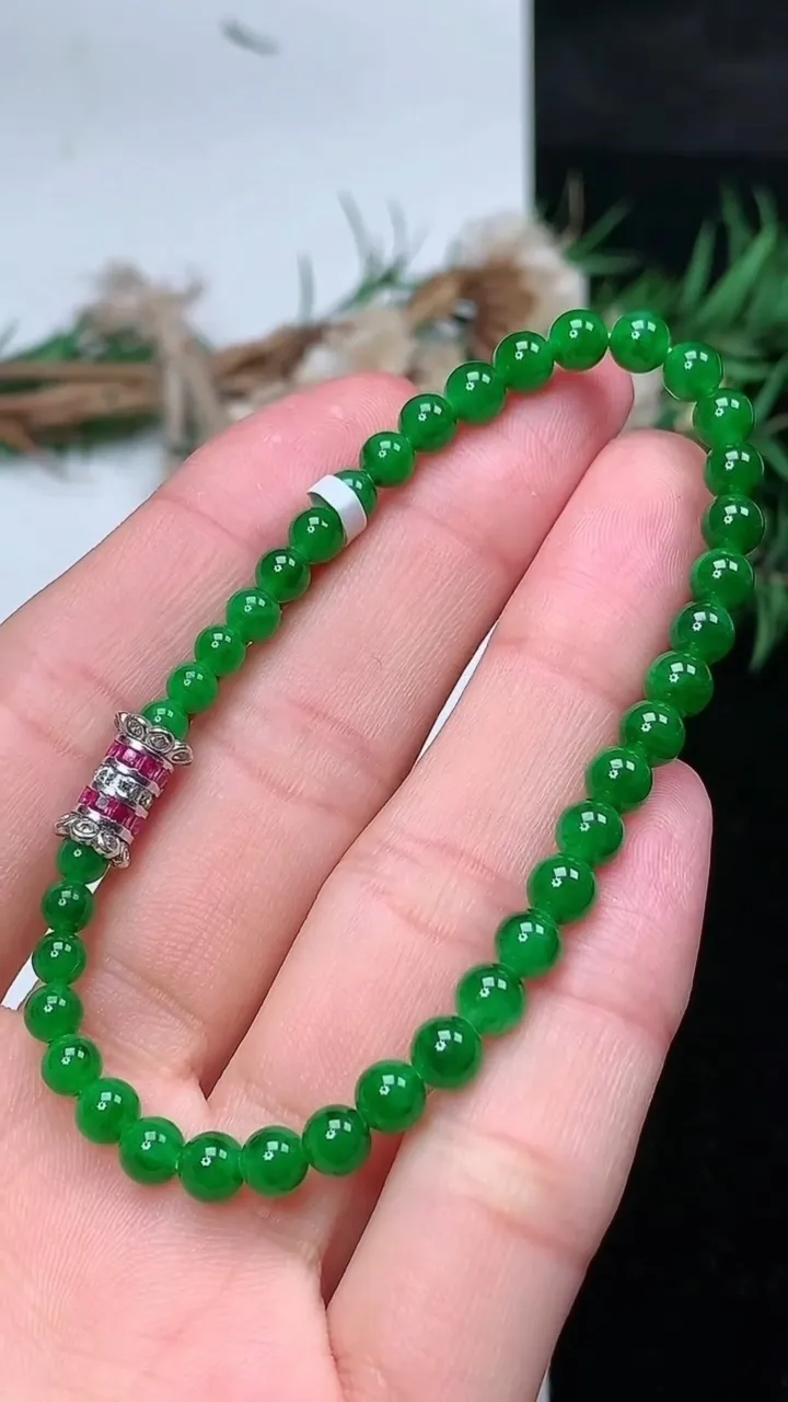 天然A货翡翠圆珠手串，尺寸5-38颗，重量:7.31g1月25日
工厂直销收藏佳品,种好水足，色泽均匀，有种有色，上手高大气！