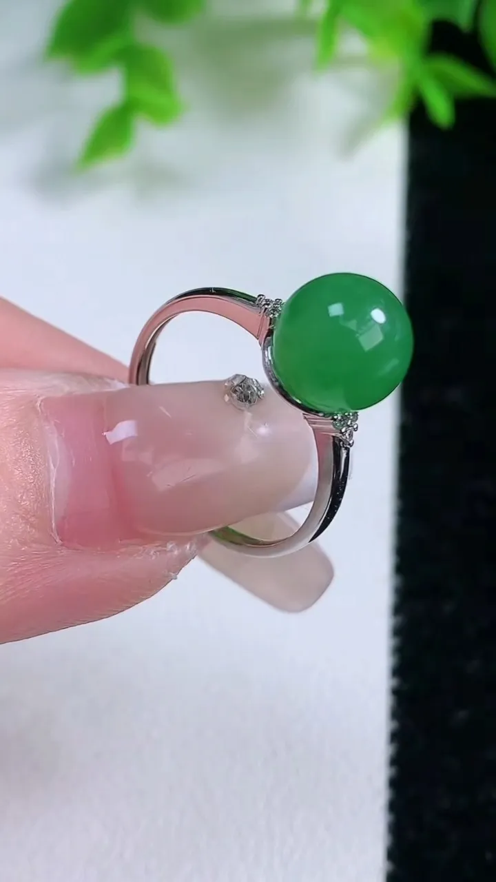 天然A货翡翠圆珠戒指，尺寸17.3-8.4，重量:2.49g2026年1月25日
工厂直销收藏佳品,
