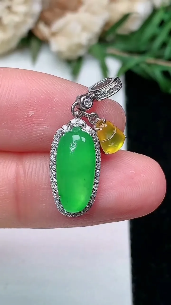 天然A货翡翠福瓜吊坠，尺寸25.8-8-6.4，裸石13-6，重量:2.29g
1月25日