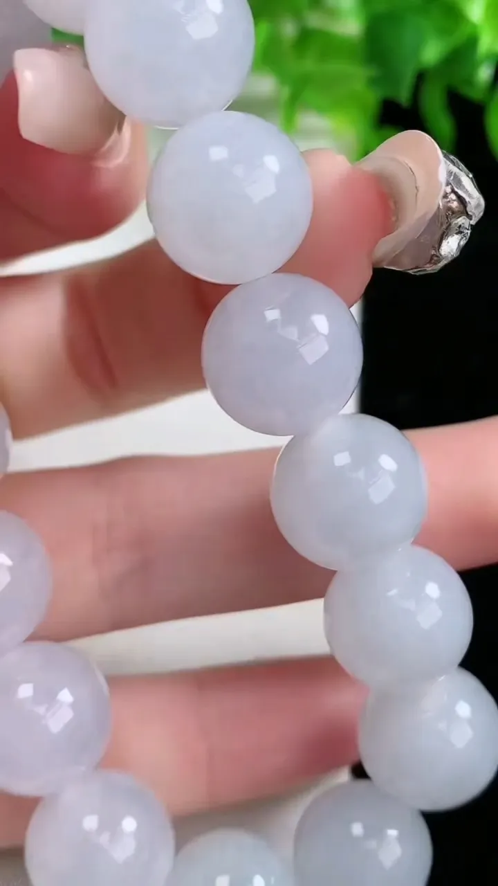 天然A货翡翠圆珠手串，尺寸12.5-16颗，重量:57.74g1月25日
工厂直销收藏佳品,种好水足，色泽均匀，有种有色，上手高大气！