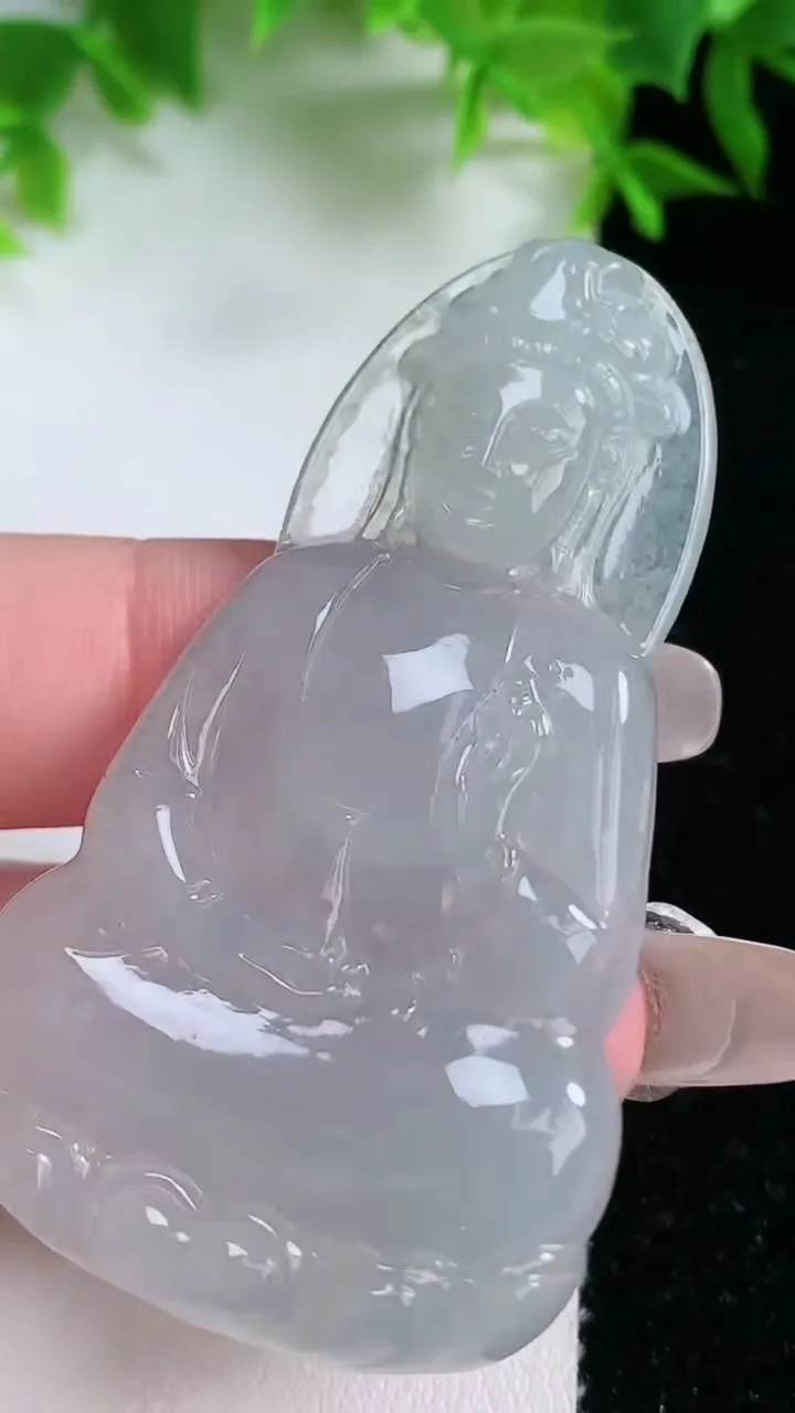 天然A货翡翠观音菩萨吊坠，尺寸58.8-33.8-5，重量:19.11g
1月25日