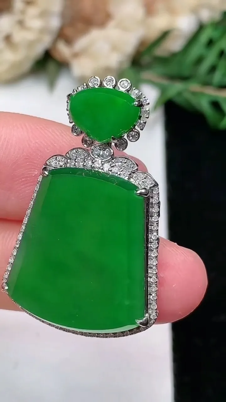 天然A货翡翠无事牌吊坠，尺寸32-20.2-7.5，裸石19-17，重量:4.56g
1月25日