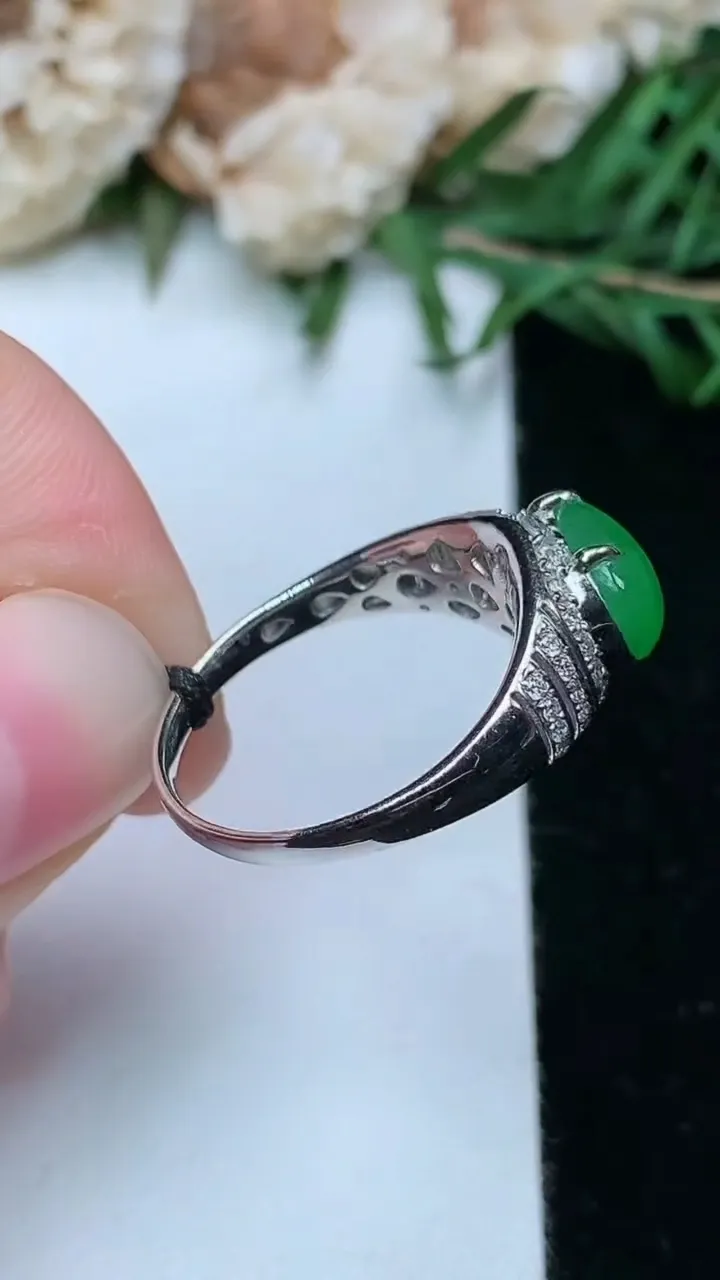 天然A货翡翠马鞍戒指，尺寸17-9.5-5.9，重量:3.16g2026年1月25日
工厂直销收藏佳品,种好水足，色泽均匀，有种有色，上手高大气！