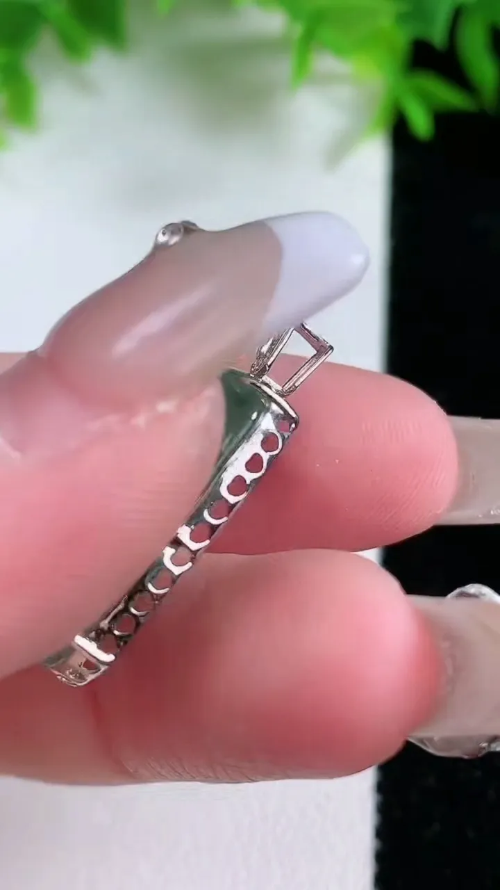 天然A货翡翠种飘花金枝玉叶 叶子吊坠，尺寸22.4-15.7-6，重量:3.62g
1月25日