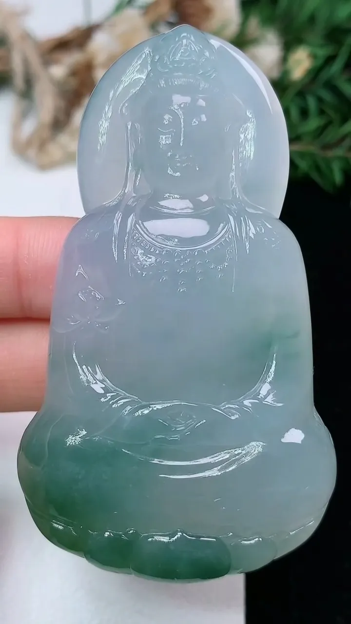 天然A货翡翠观音菩萨吊坠，尺寸68.2-39.3-9.5，重量:47.21g
1月25日