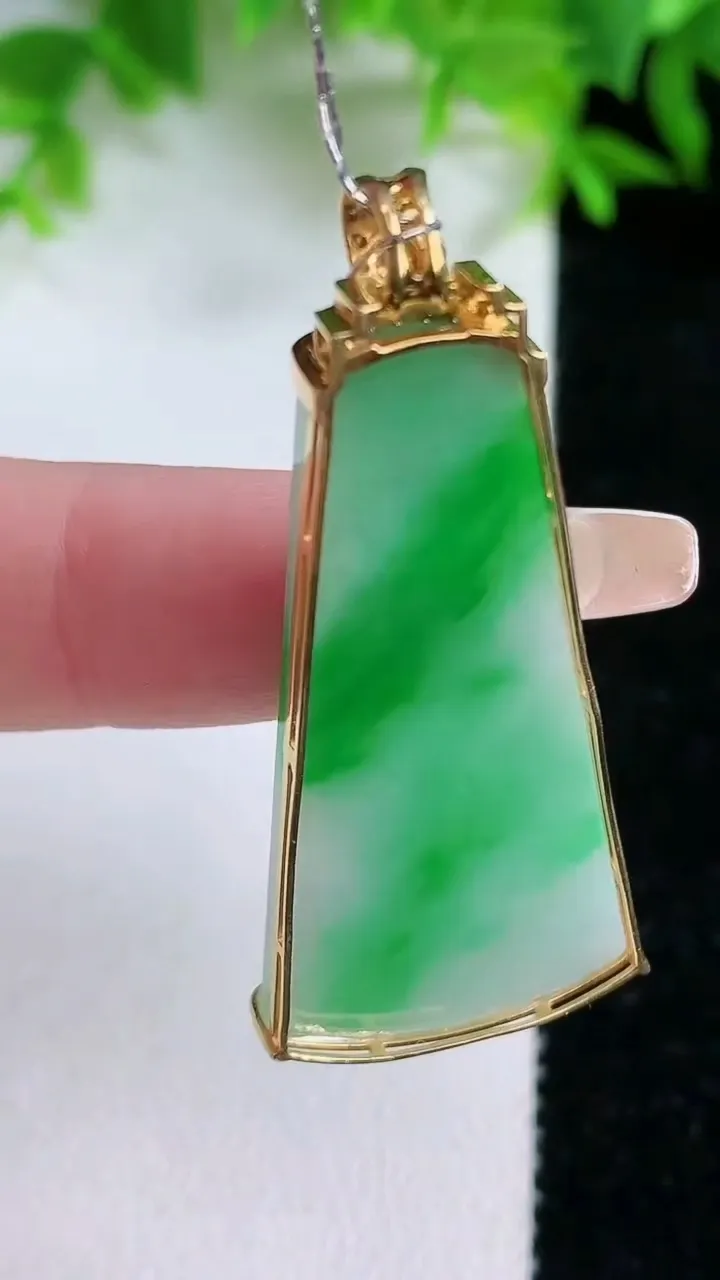 天然A货翡翠无事牌吊坠，尺寸37-20-3.8，重量:6.66g
1月25日