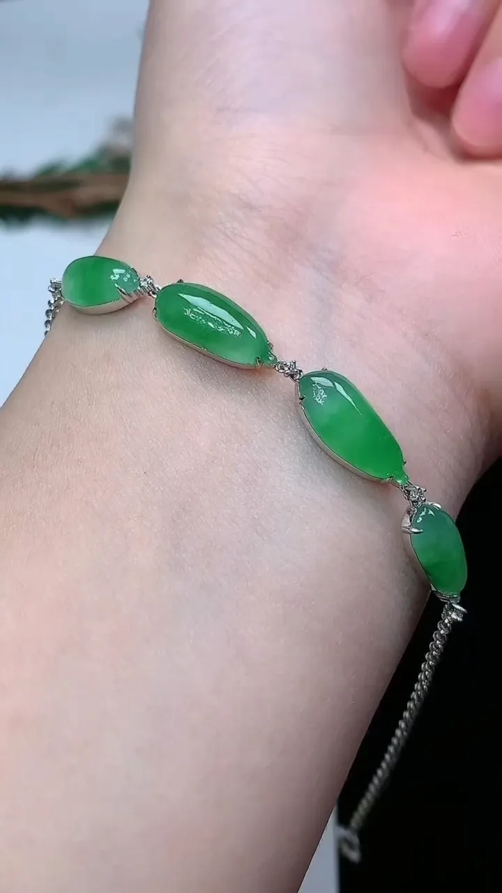 天然A货翡翠福瓜手链，尺寸14.3-6-4，重量:4.28g
1月25日