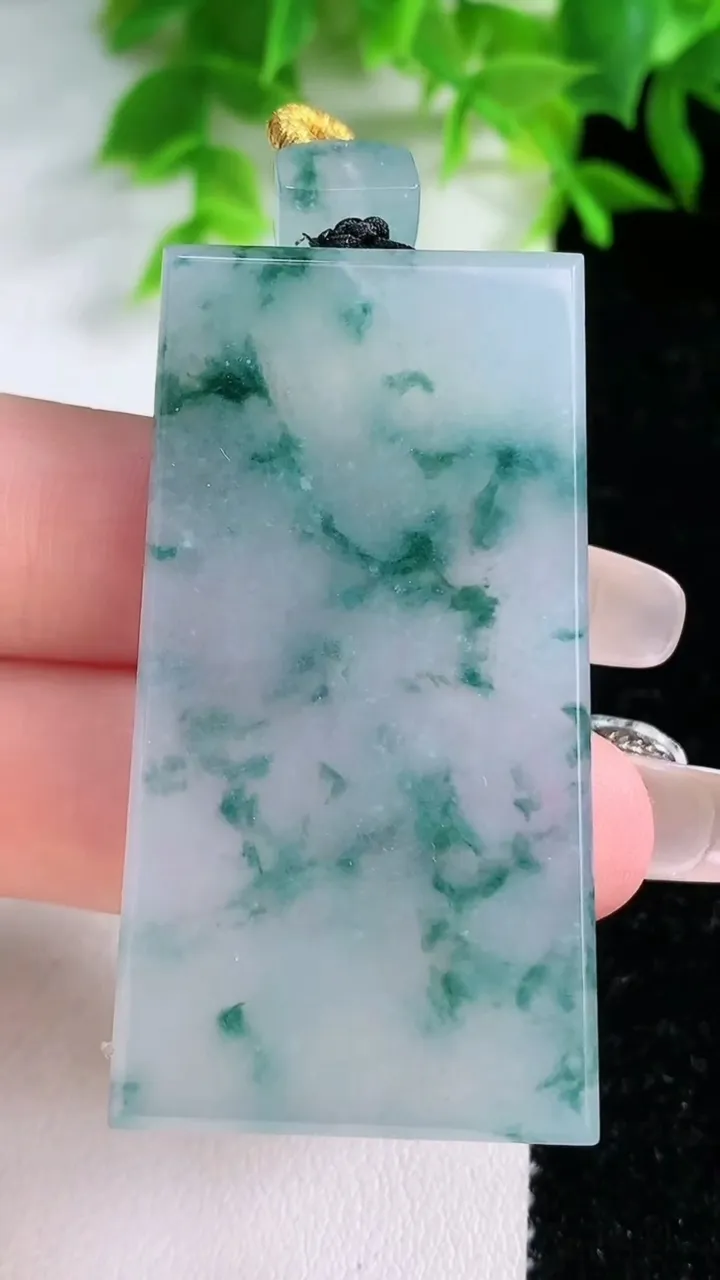 天然A货翡翠种飘花无事牌吊坠，尺寸50-26.7-5.5，重量:25.18g
1月25日