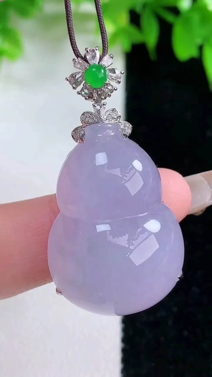 天然A货翡翠18K金紫罗兰葫芦吊坠，尺寸39-27.7-19.8-10.2，重量:10.00g
1月