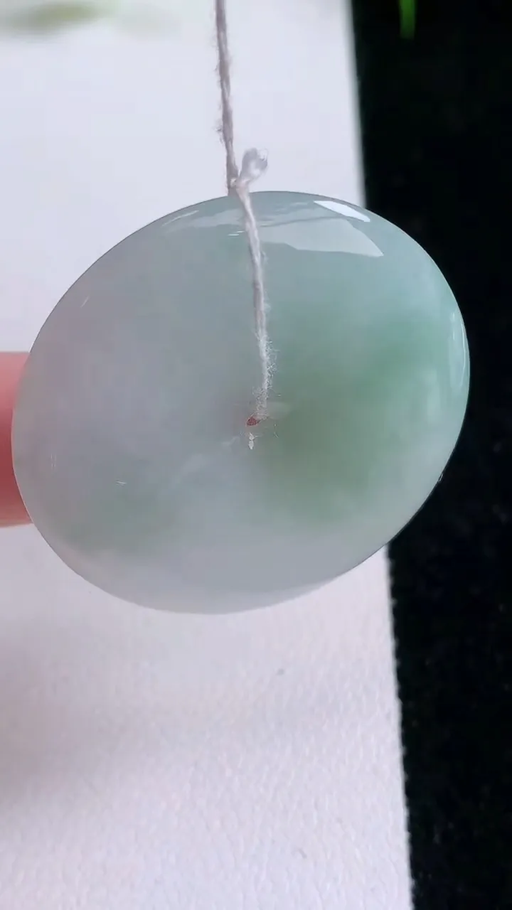 天然A货翡翠平安扣吊坠，尺寸34.3-5，重量:13.53g
1月25日