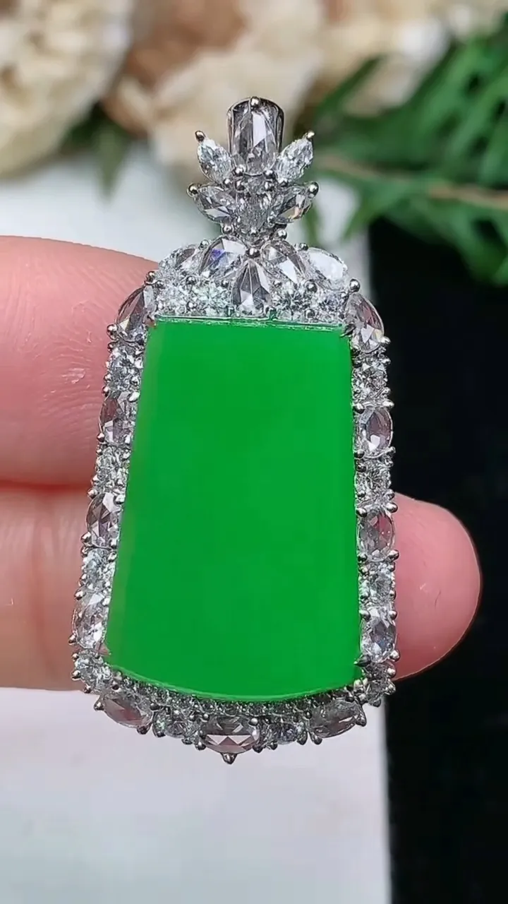 天然A货翡翠无事牌吊坠，尺寸35.4-17.6-9，裸石19.4-12.9
1月25日