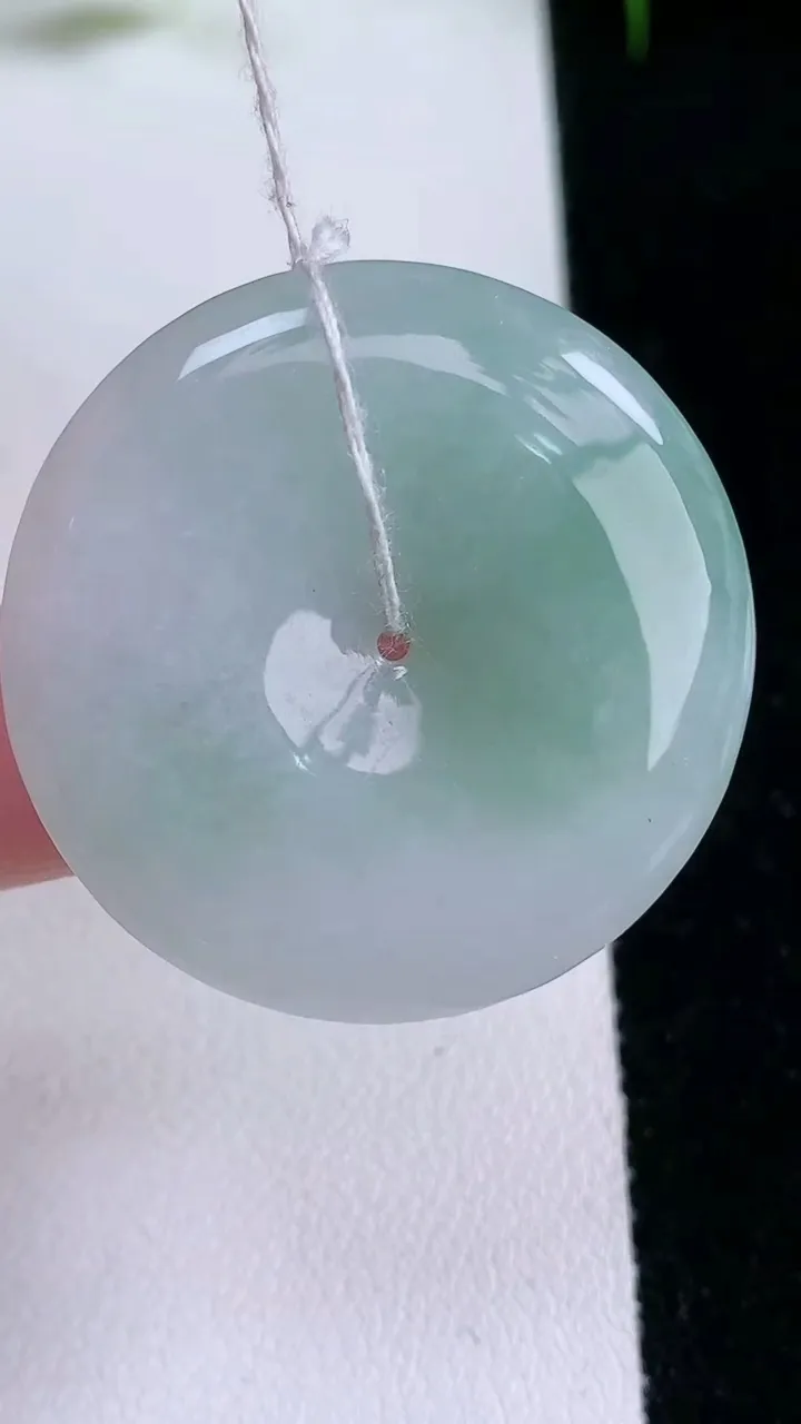 天然A货翡翠平安扣吊坠，尺寸34.3-5，重量:13.53g
1月25日