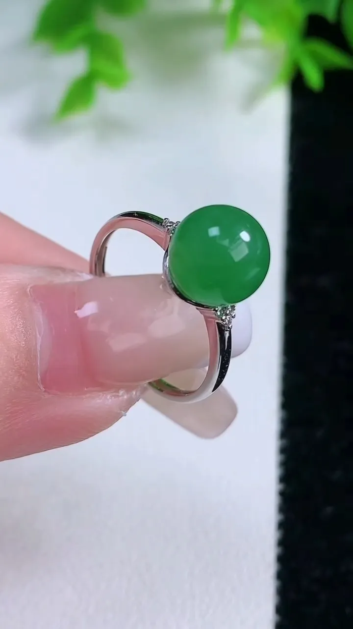 天然A货翡翠圆珠戒指，尺寸17.3-8.4，重量:2.49g2026年1月25日
工厂直销收藏佳品,种好水足，色泽均匀，有种有色，上手高大气！