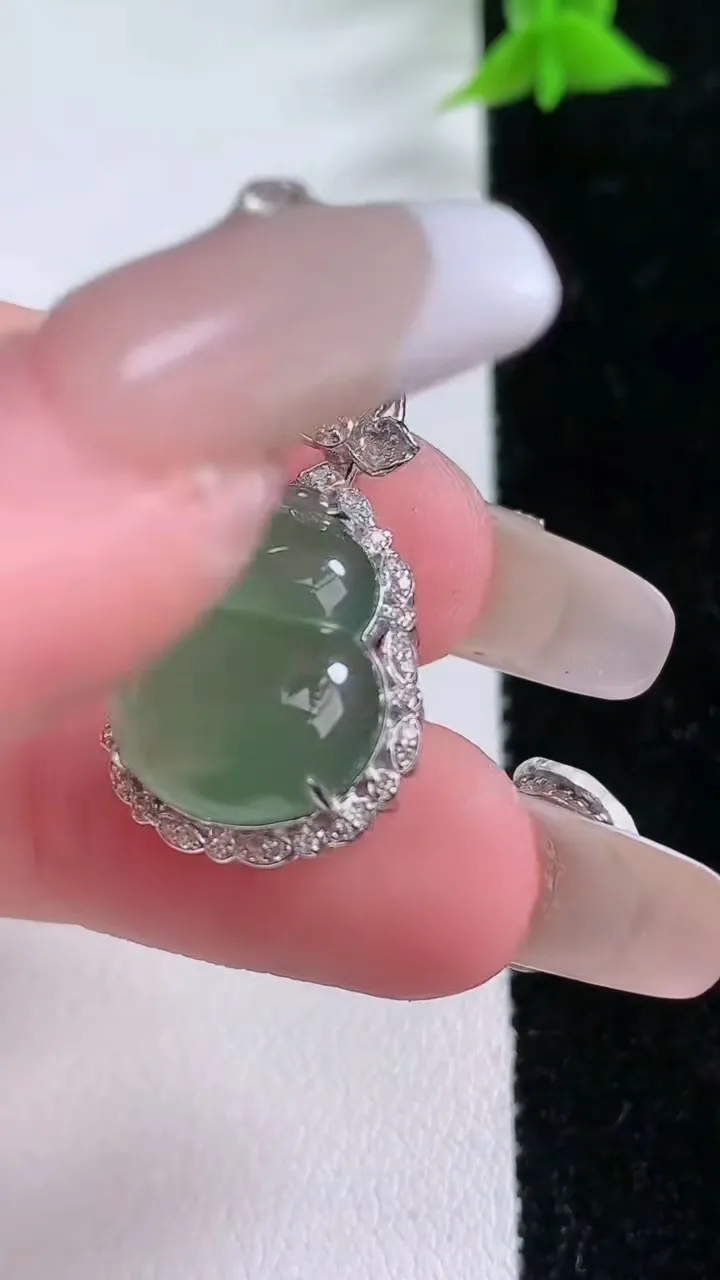 天然A货翡翠葫芦吊坠，尺寸26.3-15.2-9.5，重:3.51g
1月25日