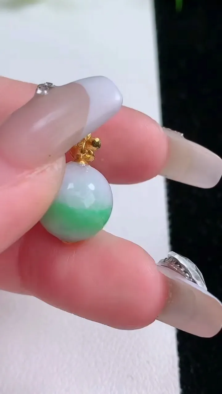 天然A货翡翠圆珠吊坠，尺寸12，重量:3.36g1月25日
工厂直销收藏佳品,种好水足，色泽均匀，有种有色，上手高大气！