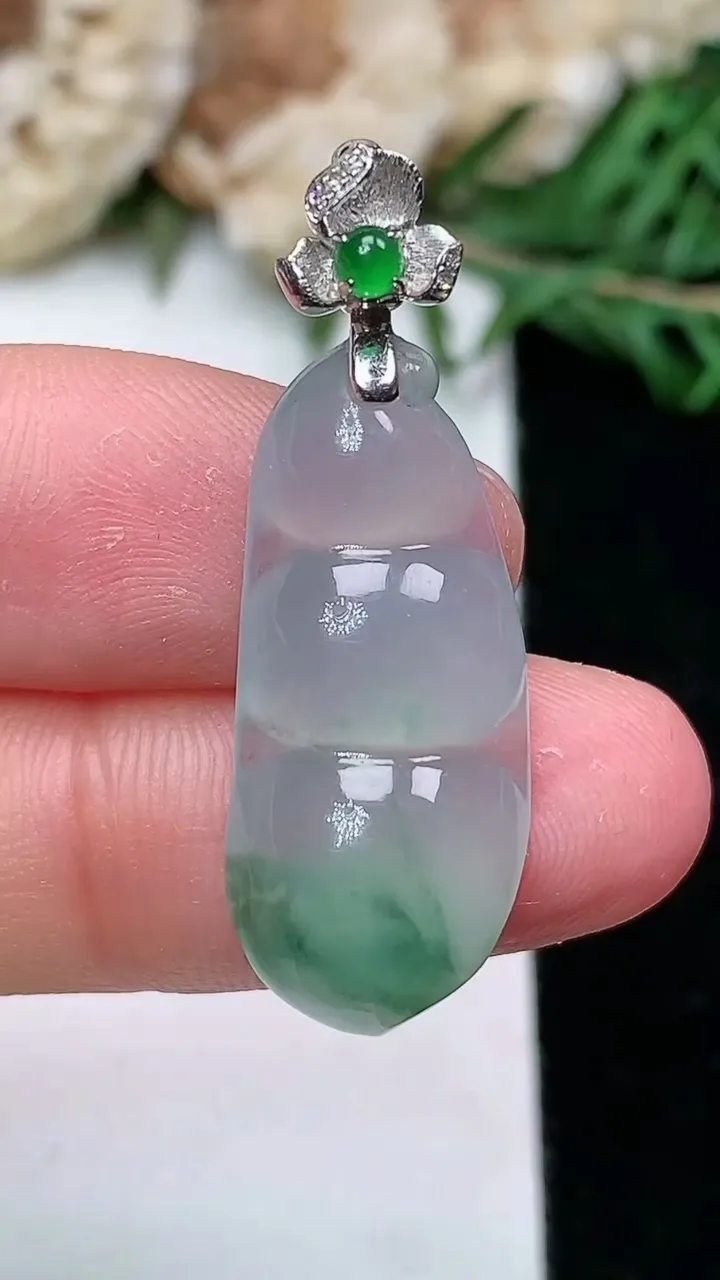天然A货翡翠飘花福豆吊坠，尺寸26-11.5-5.6，重量:3.50g
1月25日