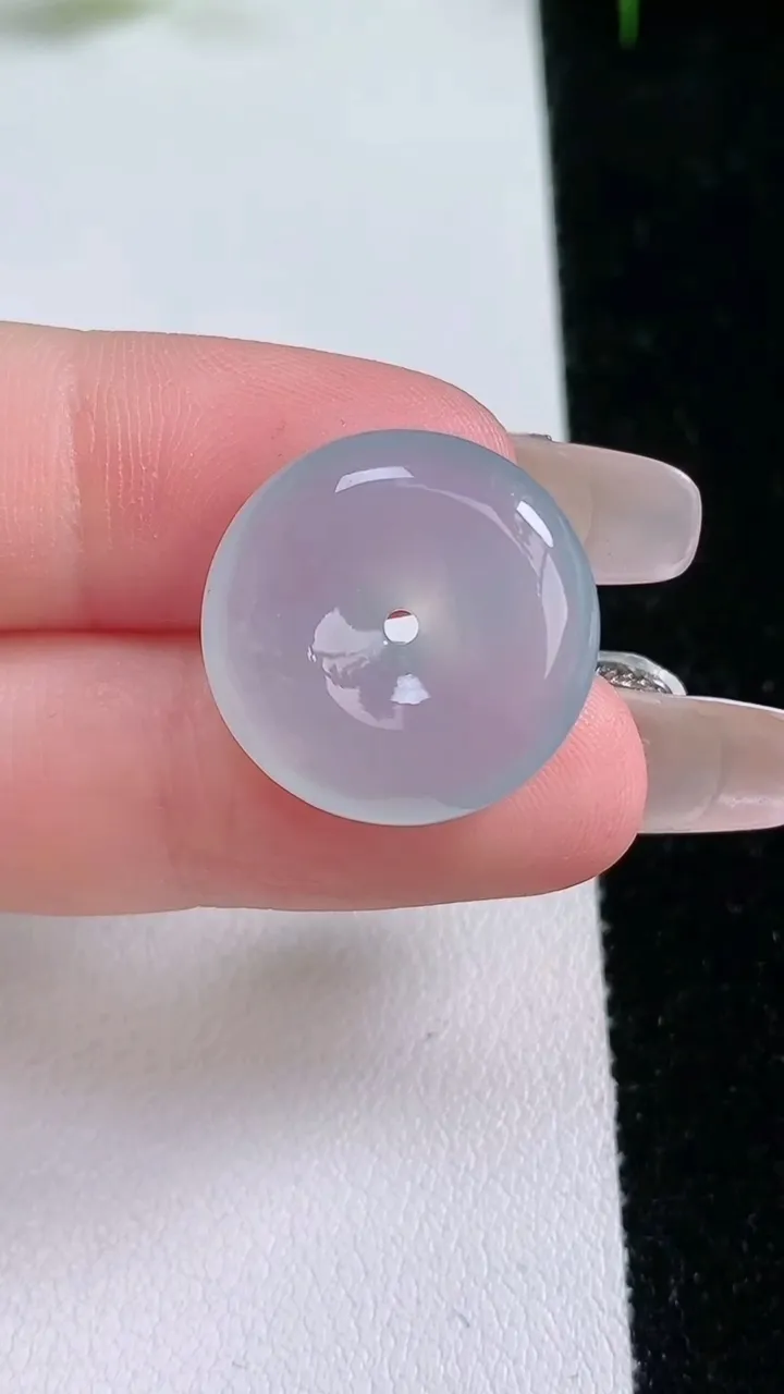 天然A货翡翠平安扣吊坠，尺寸19.5-5.6，重量:5.63g
1月25日