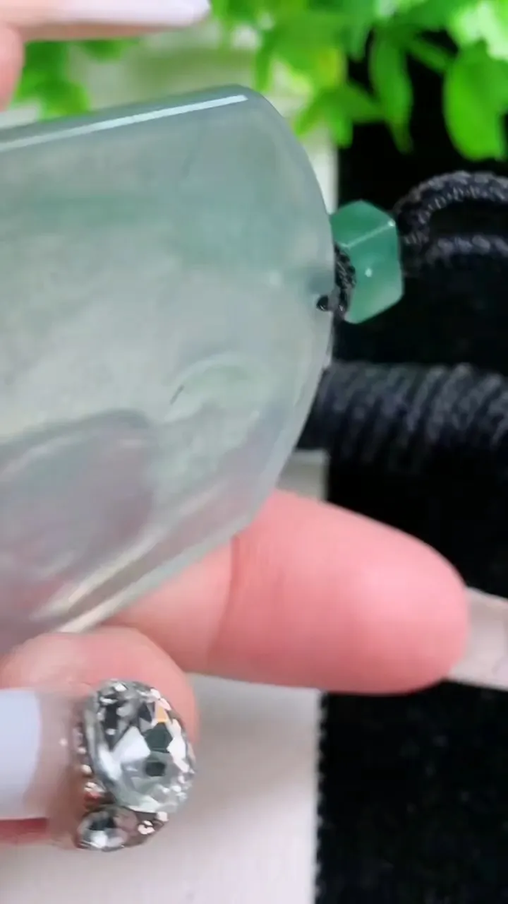 天然A货翡翠观音菩萨吊坠，尺寸48.3-40.4-5.4，重量:29.29g
1月25日