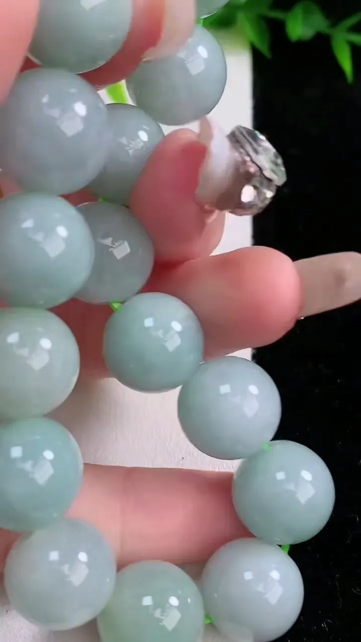 天然A货翡翠圆珠手串，尺寸13，重:63.37g1月25日
工厂直销收藏佳品,种好水足，色泽均匀，有种有色，上手高大气！