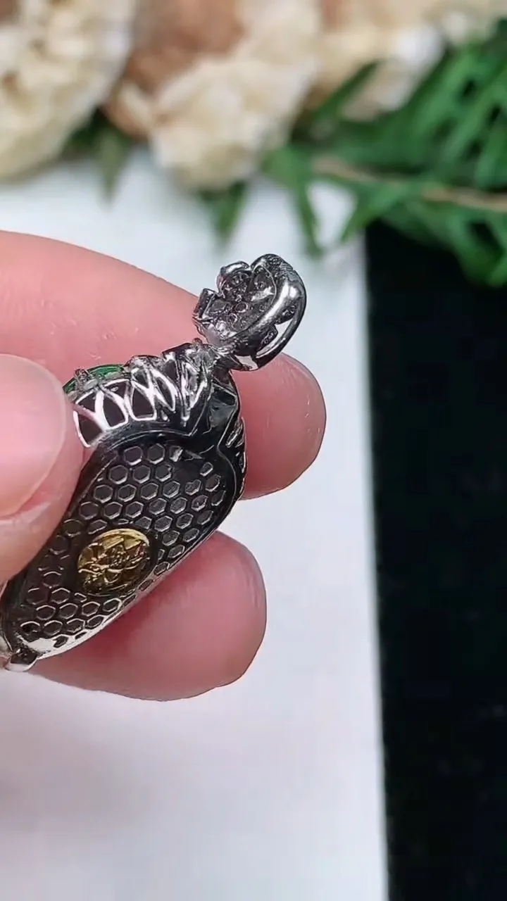 天然A货翡翠金枝玉叶 叶子吊坠，尺寸26.6-12.3-7.3，裸石16-10，重量:3.27g
1月25日