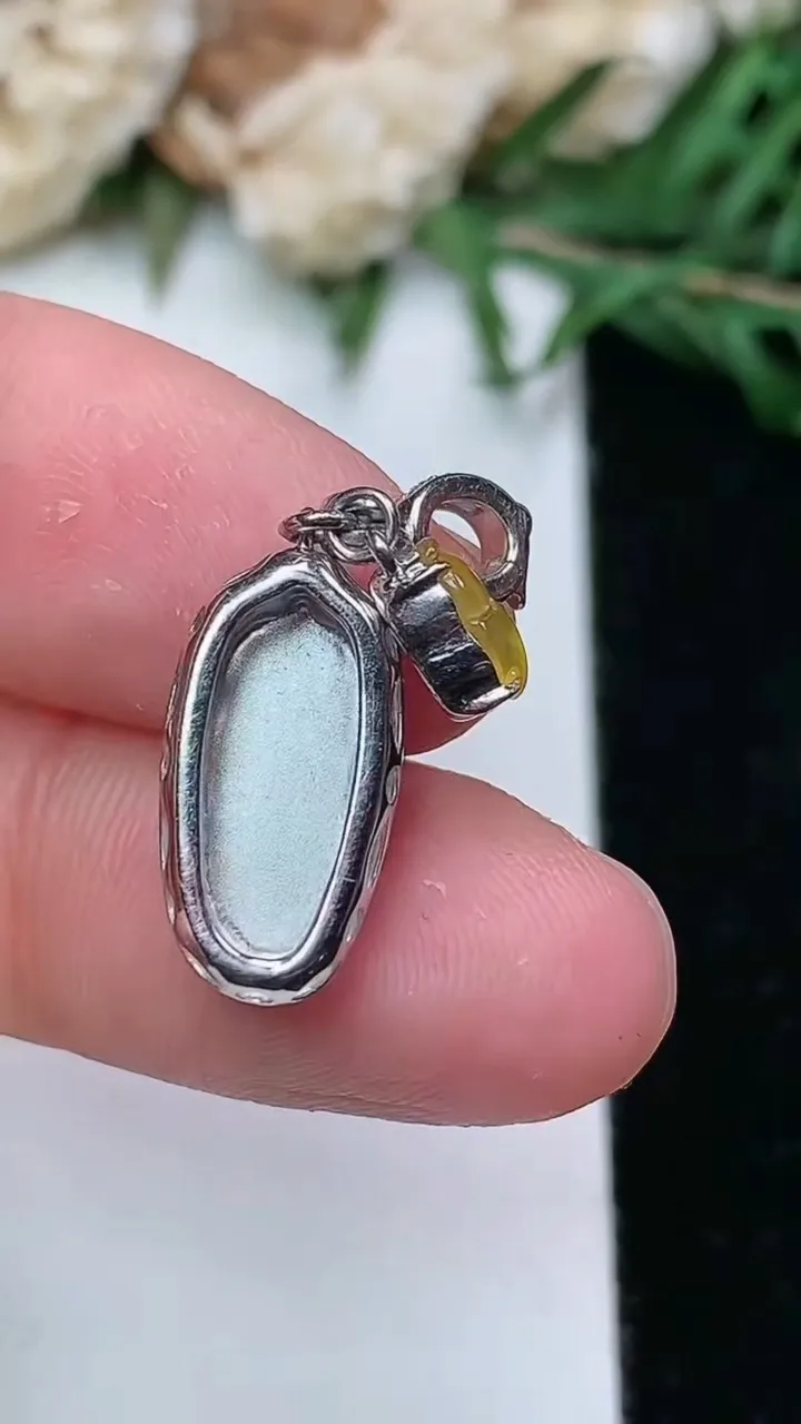 天然A货翡翠福瓜吊坠，尺寸25.8-8-6.4，裸石13-6，重量:2.29g
1月25日