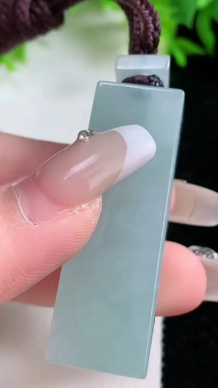 天然A货翡翠无事牌吊坠，尺寸46.8-15.3-10.3，重量:30.29g
1月25日